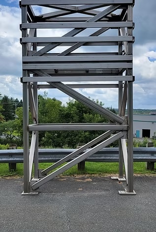 Structure métallique avec contreventements