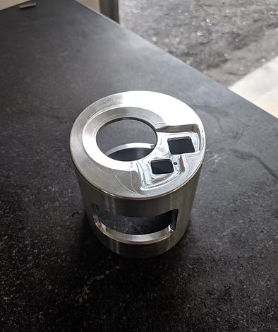 Pièce cylindrique avec ouvertures